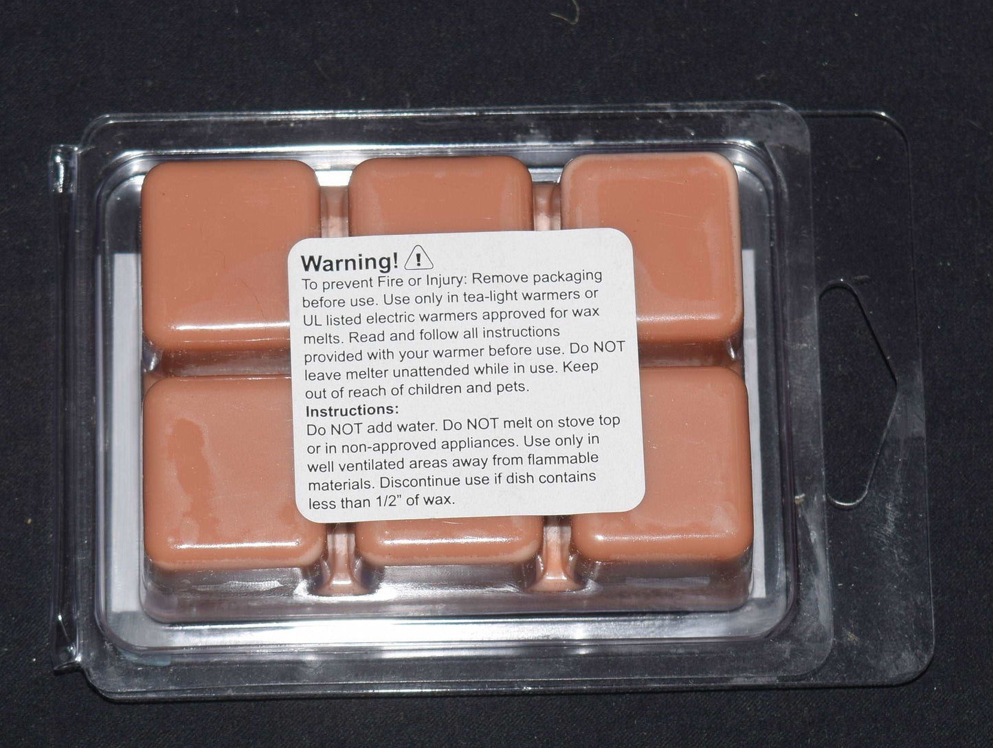 Cinnamon leaf and toasted nutmeg start off this warm and comforting scent. Then fresh ground cinnamon and a hint of crushed clove in the main body are smoothed out by touches of vanilla, tonka, and cinnamon bark in the base.