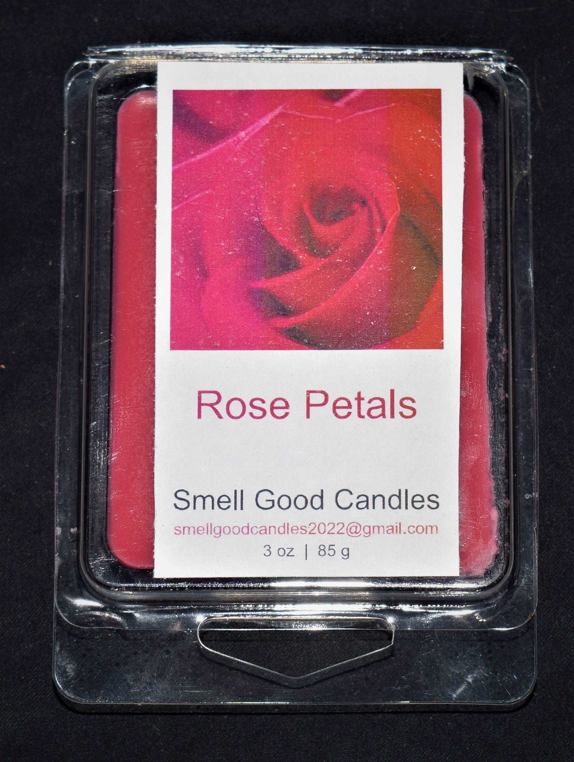 Embrace romance with our enchanting Rose Petals fragrance. This modern floral experience blooms with top notes of ozone and green leaves, before revealing a heart of rose, carnation, lily of the valley, and ylang ylang. Powder and a hint of peppercorn in the base bolster the simple beauty of this classic scent. 